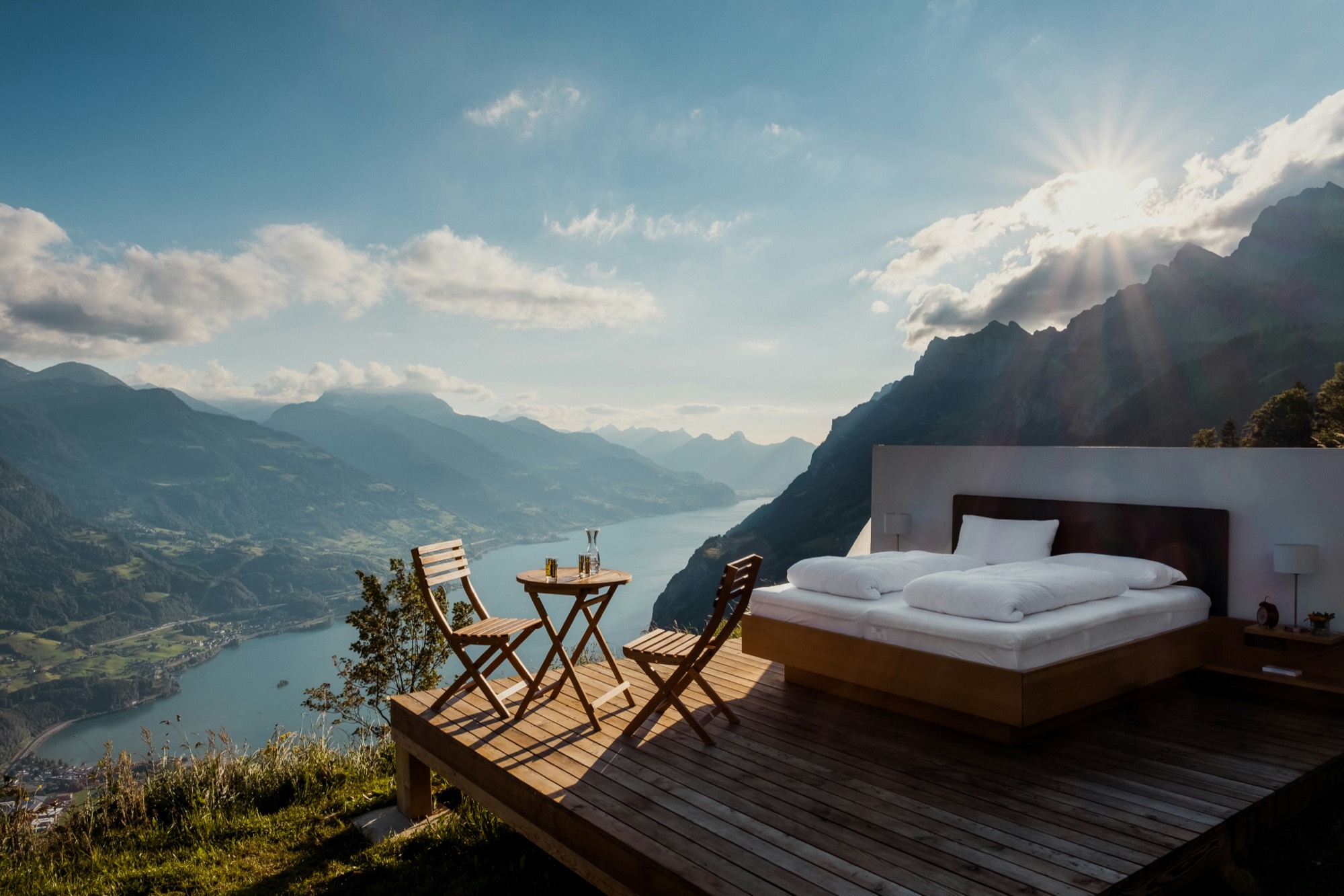 Cama con vistas a la montaña al atardecer